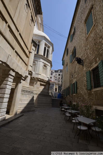 Sibenik
Callejuela de Sibenik por detrás de la Catedral de Santiago que es Patrimonio de la Humanidad
