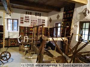 Museo etnográfico: telar
Telar tradicional en la región de Maramures. Interior de una casa rural en el museo etnográfico de Suceava
