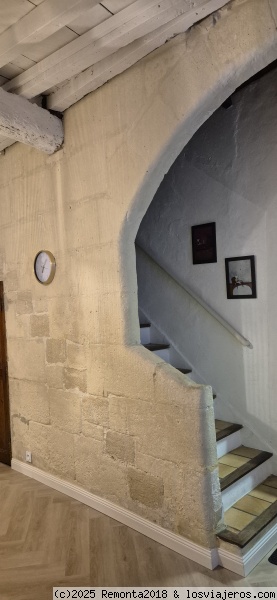 Escaleras de acceso a las habitaciones. Arles.
Este es el primer tramo de escaleras para acceder a las habitaciones en el apartamento de Arlés.
Escaleras de acceso a las habitaciones. Arles.
Este es el primer tramo de escaleras para acceder a las habitaciones en el apartamento de Arlés.