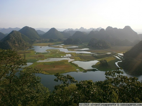 Yunnan - Puzhehei
Puzhehei se encuentra en la provincia china de Yunnan. Puzhehei significa “Lago lleno de peces y langostas” y es el nombre que se le ha dado al área que cubre un total de 85 km cuadrados de montañas, lagos, ríos, cuevas y cascadas.
