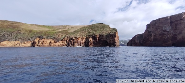 Pescando junto a volcanes submarinos
En Terceira hay muchos volcanes jovenes y en esta Isla de las cabras se ven perfectamente las chimeneas, actuales cuevas submarinas. El crater centrar se ha derrumbado dejando un canal abierto.  Francisco, de Fish by Fish ama el mar y te va enseñando muchos fenómenos interesantes de los volcanes, el mar y los peces.
