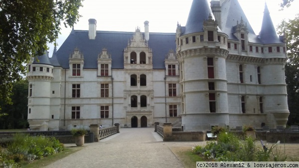 DIA 1:ALOJAMIENTO Y AZAY L'RIDEAU
Castillo de Azay l' Rideau
