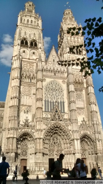 Catedral de Tours.
Fachada principal de la catedral de Saint Gatien.
