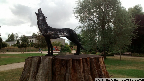 Jardín botánico de Loches.
Estatua de un lobo en el jardín botánico.
