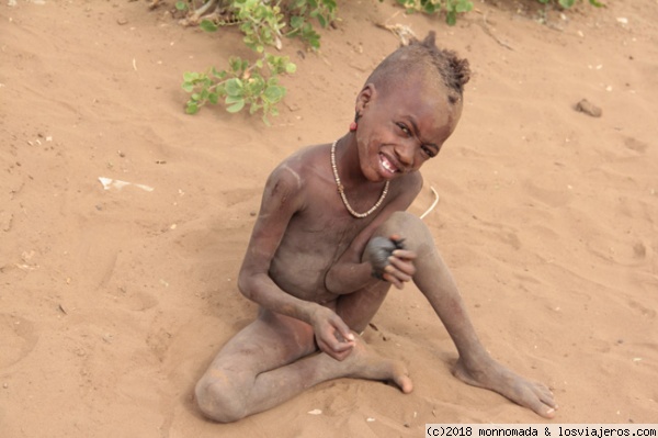 Niño Dassanetch
Niño de la etnia Dassanetch en el Valle del Omo de Etiopía, jugando con la arena
