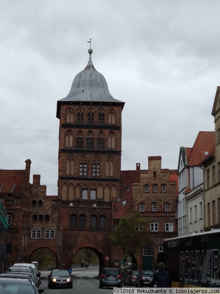 Burgtor, Lübeck
Puerta del castillo (1444), estilo gótico. Entrada posterior de la ciudad medieval de Lübeck, menos conocida que la famosa Holstentor símbolo de la ciudad. Foto realizada en Octubre 2018
