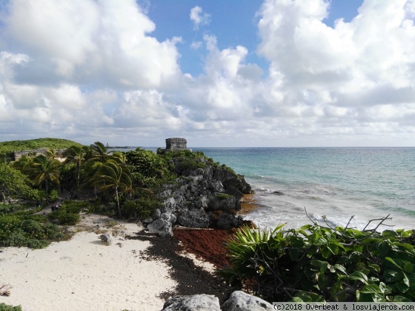 Tulum
Vistas de la costa con el castillo al fondo en el complejo arqueológico de Tulum, Riviera Maya, México
