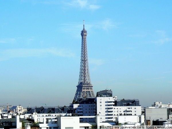 Torre Eiffel desde la terraza del hotel en Paris. Vista diurna.
Está foto es como otra que tengo en las galerias, pero aquella es la vista nocturna.
