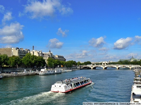 Bateau por el Sena. Vista de la ciudad.
Barca de paseo por el Sena en París.
