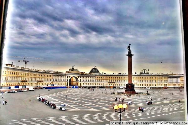 Plaza del Hermitage vista desde una de las ventanas del museo con el Ministerio de Marina enfrente
Una de las plazas más imponentes del mundo para mí. Impresionante el arco del Ministerio y las estatuas de las azoteas
