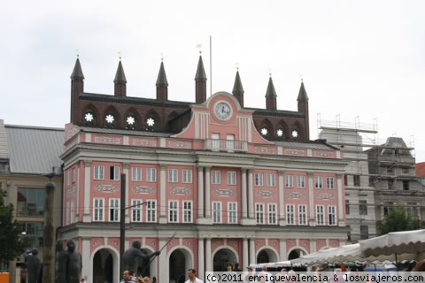 Rostock. Ayuntamiento o Rathaus.
Sede del Ayuntamiento de Rostock. Este edificio está antepuesto a otro original del s. XV
