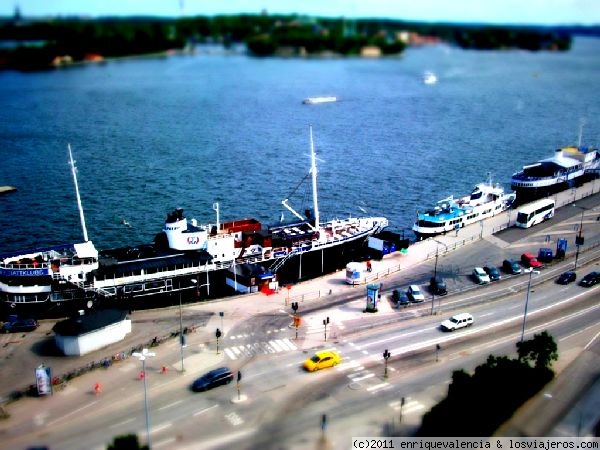 Muelle de Estocolmo
Como he explicado en otra fotografia, el efecto Titl-shift intenta simular mediante el retoque fotográfico que lo natural parezca una maqueta. Aquí vemos un muelle de Estocolmo desde lo alto del ascenso Catalina
