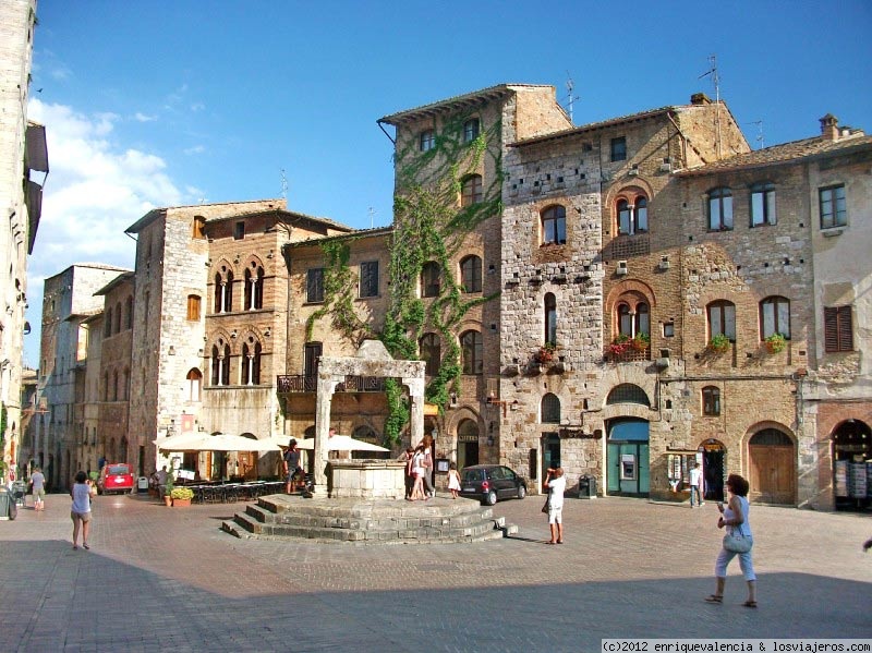 Foro de San Gimignano: San Gimignano. Plaza de la cisterna.