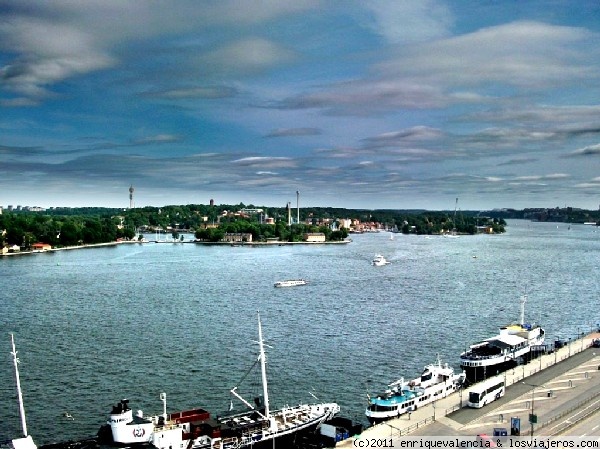 Vista de de la isla de Djurgarden en Estocolmo
En esta isla se encuentran varias de las atracciones de la ciudad de Estocolmo, el parque de atracciones, el museo al aire libre de Skansen y el museo Vasa. Vista tomada desde lo alto del ascensor Catalina.
