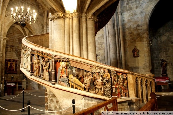 Escalera al coro en Morella
Dentro de la Arciprestal de Santa María la Mayor podemos encontrar esta escalera de caracol que da acceso al coro, realizada en estuco de yeso policromado.
