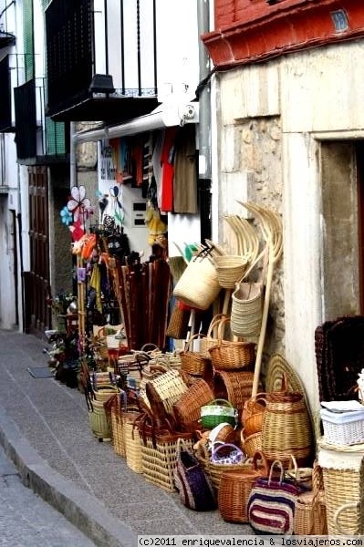 Tienda en Morella
Losa comerciantes sacan el género al exterior para atraer compradores. Es una ciudad muy turística y bonita.
