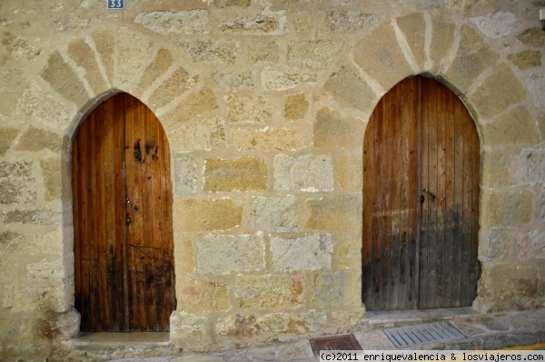 Casa con dos puertas en Morella
Fachada de una casa en Morella. No termino de entender lo de las dos puertas tan juntas.
