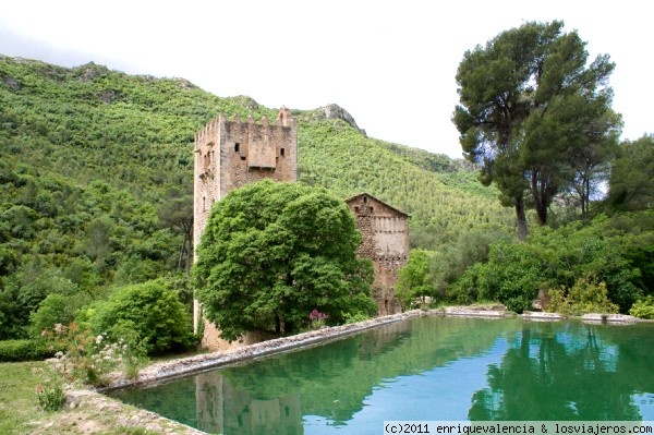 Ruinas del Monasterio de la Murta en Alzira. Torre del Homenaje y estanque para almacenar agua.
Está situado en el medio de un valle rodeado por montañas con una única entrada/salida.
