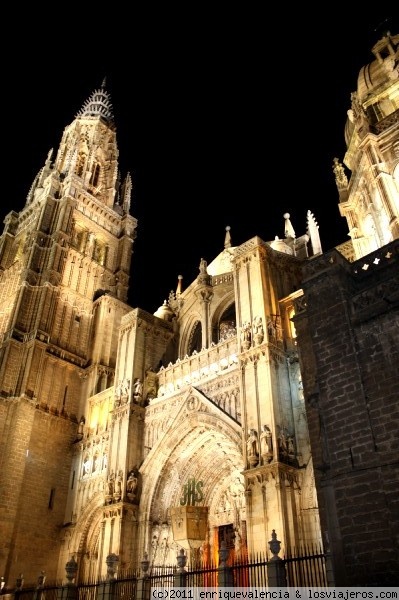 Toledo. Vista noctura de la Catedral
Toledo. Por la noche la Catedral está preciosa con su iluminación.
