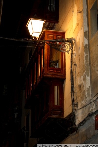 Toledo, balcón por la noche.
Toledo. Uno de los muchísimos balcones que tienen las callejuelas de la ciudad.
