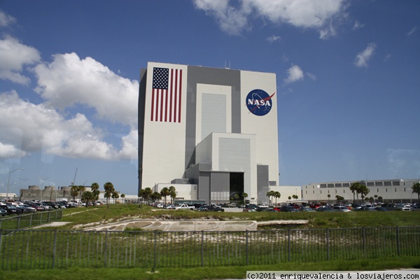 Centro Espacial Kennedy. Edificio de ensamblado de cohetes.
Ha salido en muchísimas películas. Es el edificio donde se ensamblan los cohetes. No se permite visitar por dentro ni acercarse. Lo tienes que ver desde un autobúa que te lleva a un observatorio donde se ven algunas de las rampas de lanzamiento
