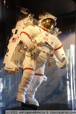 Traje astronáuta en el Centro Espacial Kennedy Nasa Orlando
Uno de los trajes actuales que llevan los astronautas de los transbordadores espaciales. Este lleva la mochila para poder ejecutar el paseo espacial sin cables
