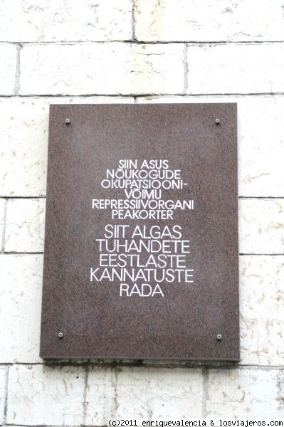 Tallinn, Estonia. Placa en la antigua sede de la KGB
Paseando por la calle Pikk te sorprende verte un edificio todo desvencijado entre tanto edificio tan bien cuidado. Es la antigua sede de la KGB, que los estonios se niegan a restauran. Este cartel lo explica y dice que es un homenaje a todos los que sufrieron en este centro de represión soviética.
