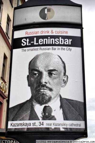 Lenin en San Petersburgo
Al final, la figura de Lenin solo la vimos en el cartel anunciador de un Bar. Donde fué la Revolución de la Madre Rusia...
