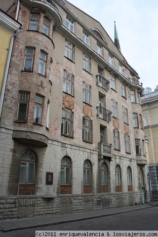 Tallinn. Antigua sede de la KGB
Contrasta lo bien arreglados que están todos los edificios de la ciudad vieja y particularmente la calle Pikk , donde podemos ver este que está abandonado. Hay una explicación, era la sede de la KGB en tiempos de dominación rusa. Una placa recuerda todo el mal que se hizo a la gente en su interior.
