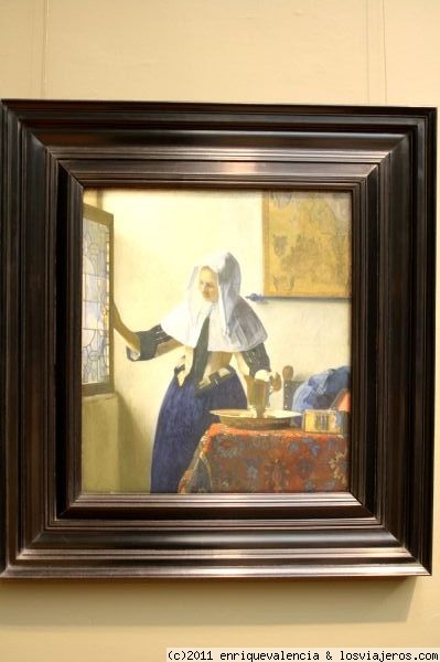 Mujer con una jarra de agua. Johannes Vermeer
Otra de las maravillas del MET. Datado hacia 1.662, es una de las obras mas conocidas del pintón holandés. Oleo sobre lienzo de 45,7cm x 40,6 cm.
