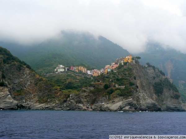 Corniglia.
Uno de los pueblos que componen Les Cinque Terres, en el mar de Liguria en Italia. Patrimonio de la Humanidad, son cinco pueblos unidos entre otras vías por una red de senderos junto al mar bordeando acantilados
