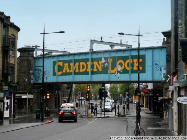 Cartel en puente de vias en Camden Lock
Cartel pìntado que anuncia la xzona de tiendas de Camden
