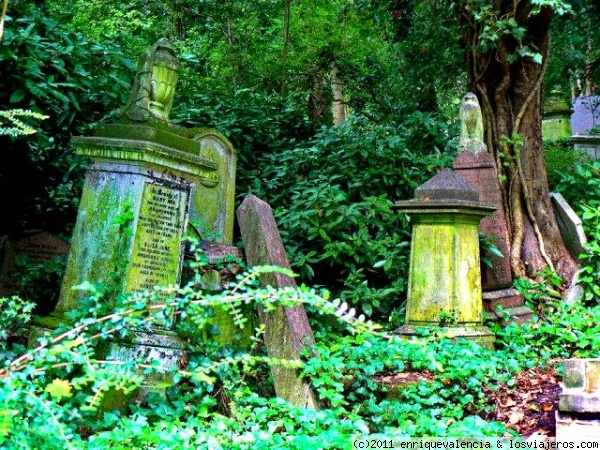 Lápidas en el cementerio de Highgate
En el norte de Londres, con muchas tumbas de estilo victoriano.
