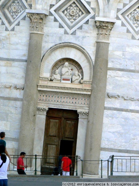 Torre de Pisa, puerta.
Aquí podemos observar la inclinación que tiene la torre.
