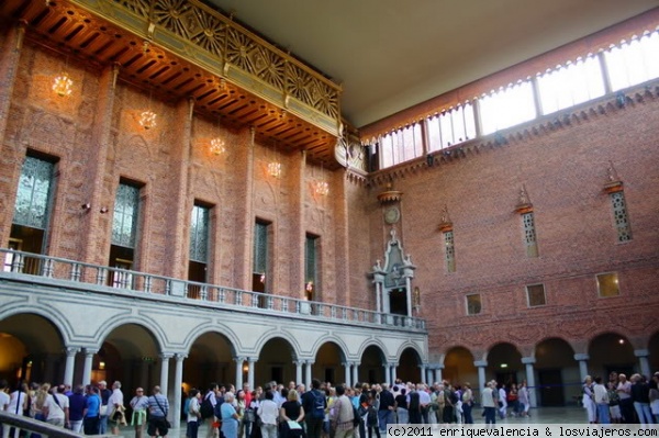 Salón azul del Ayuntamiento de Estocolmo
Se llama así porqué en principio se tenía que pintar de ese color, pero al arquitecto le gustó como quedaba a ladrillo visto y así se quedó todo: el salón y su nombre.
