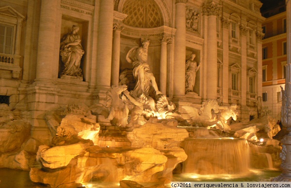 Roma. La Fontana de Trevi por la noche
La Fontana de Trevi por la noche. Está en una plza muy pequeña y a todas horas está a rebosar de gente
