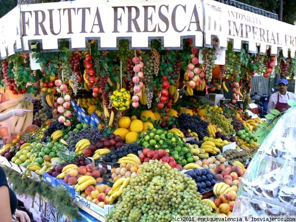 Fruteria en Roma
Lo curioso de esta foto es que todo lo que está colgado en la parte de arriba de este puesto de fruta es falso, era de plástico.
