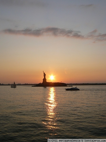 Nueva York al atardecer con la Estatua de la Libertad al fondo.
Atardecer en Miss Liberty visto desde el ferry de Saten Island
