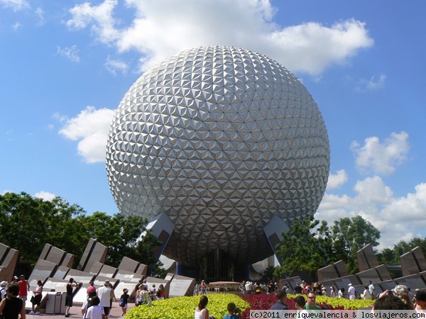 Esfera del parque Epcot en Walt Disney World Orlando
El parque dedicado al futuro y a mostrar monumentos de todo el mundo. El parque Epcot en Walt Disney World Orlando
