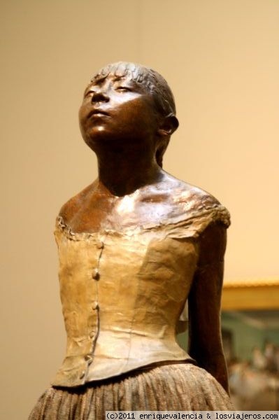 La pequeña bailarina de 14 años, Edgar Degas. Ejemplar del MET en NYC
Con coloración natural, peinada con verdaderos cabellos, vestida con un tutú y verdaderas zapatillas. Originalmente era de cera. La edición de bronce de varias unidades de esta figura, fue realizada tras su muerte. Hay otra en el museo de Orsay de París por ejemplo.
