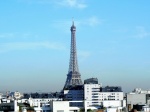 Torre Eiffel desde la terraza del hotel en Paris. Vista diurna.