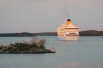 El buque Costa Mágica por el archipiélago de Estocolmo