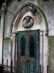 Detalle de la puerta de un pateón en el cementerio de Brompton en Londres