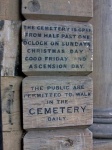Cartel a la entrada del cementerio de Brompton en Londres