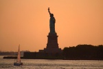 La estatua de la Libertad al atardecer. Nueva York