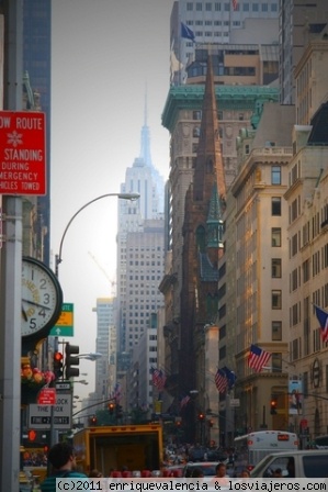 Vista de la 5ª Avenida con el Empire al fondo. Nueva York
Aquella tarde nos emborrachamos de ver escaparates. Nuestro guía siempre presente.
