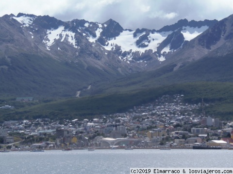 USHUAIA
Cuando dejamos el puerto de la ciudad para navegar por el Canal de Beagle, tenemos una magnífica visión de la ciudad dominada por el pico y el glaciar Martial.
