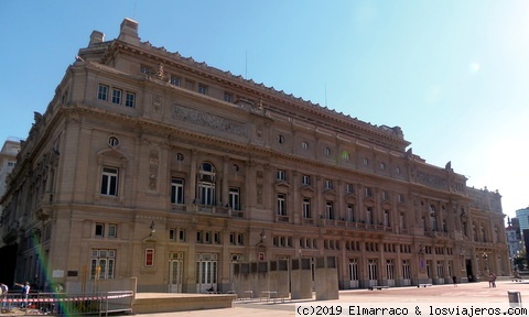 Teatro Colón
Situado en la emblemática Avenida 9 de julio, este espectacular edificio de siete pisos alberga uno de los foros de talla mundial y acústica fabulosa dedicado a la música y el ballet. Su aforo es de 2.500 espectadores.
