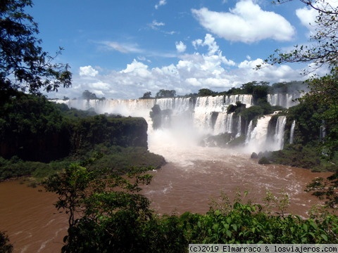 Conjunto de saltos del lado argentino
Las cataratas de Iguazú (Agua Grande en lengua guaraní) están formadas por 275 saltos; el 80 % de ellos se ubican del lado argentino.
