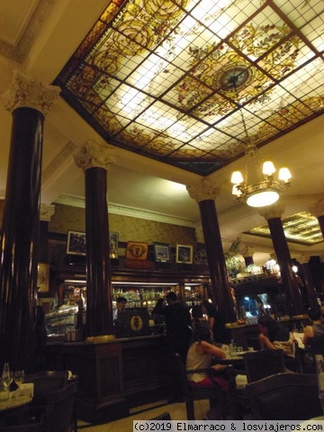 Café Tortoni
El clásico café Tortoni inaugurado en 1858, frecuentado por artistas, escritores, políticos e intelectuales, es ahora reclamo de turistas. Ofrece espectáculos de tango por las noches
